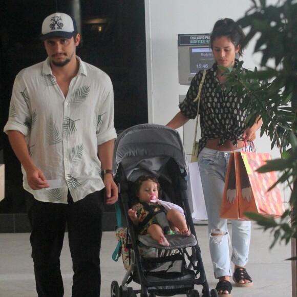 Bruno Gissoni e Yanna Lavigne passearam com a filha, Madalena, em um shopping do Rio de Janeiro neste sábado, 3 de março de 2017