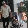 Bruno Gissoni e Yanna Lavigne estiveram com a filha, Madalena, em shopping carioca