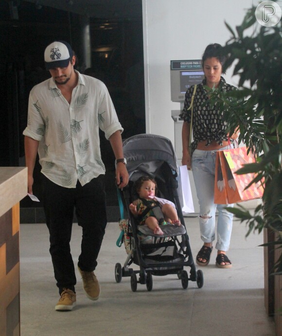 Bruno Gissoni e Yanna Lavigne estiveram com a filha, Madalena, em shopping carioca