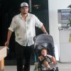 Bruno Gissoni passeou com a filha, Madalena, em um shopping carioca