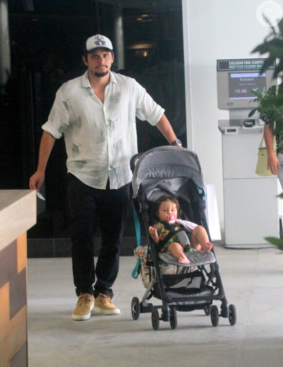Bruno Gissoni passeou com a filha, Madalena, em um shopping carioca