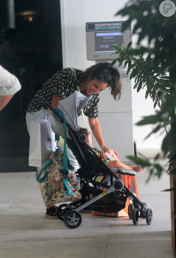 Yanna Lavigne paparicou filha, Madalena, durante passeio em shopping