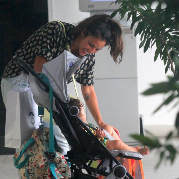 Yanna Lavigne paparicou filha, Madalena, durante passeio em shopping
