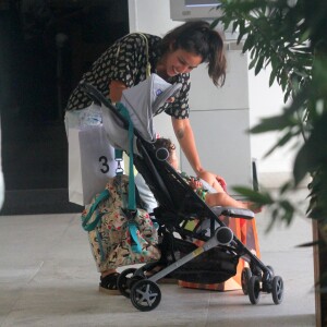 Yanna Lavigne foi fotografada com a filha, Madalena, em um shopping do Rio de Janeiro