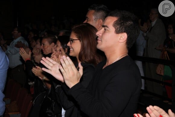 Paloma Bernardi e Thiago Martins assistem ao espetáculo 'Elis - A Musical' e aplaudem de pé