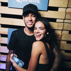 Bem humorado, Neymar brincou com a namorada, Bruna Marquezine, em cadeira de rodas