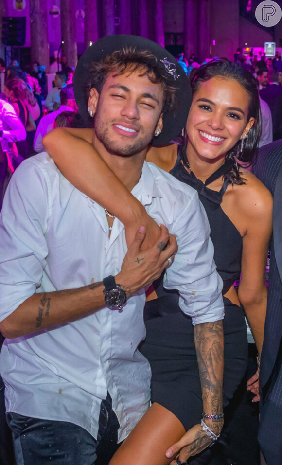 Bruna Marquezine foi ao encontro de Neymar assim que o jogador chegou ao Brasil