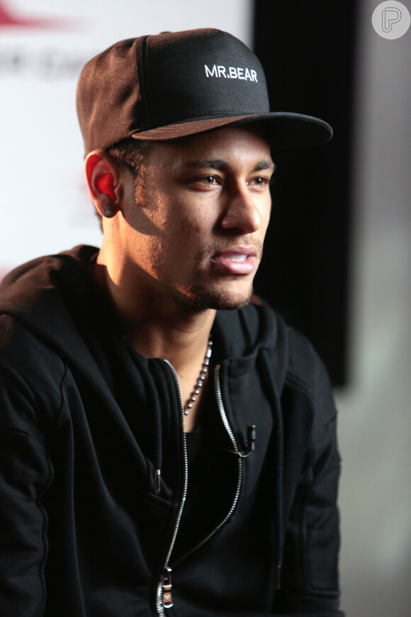 Neymar sofreu uma fratura no quinto metatarso durante o jogo entre Paris Saint-Germain e Olympique de Marselha
