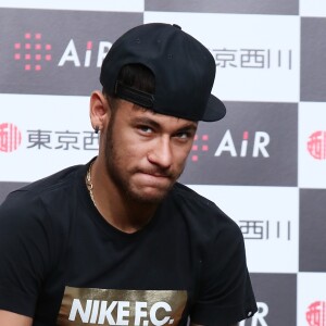 Neymar foi submetido a uma cirurgia neste sábado