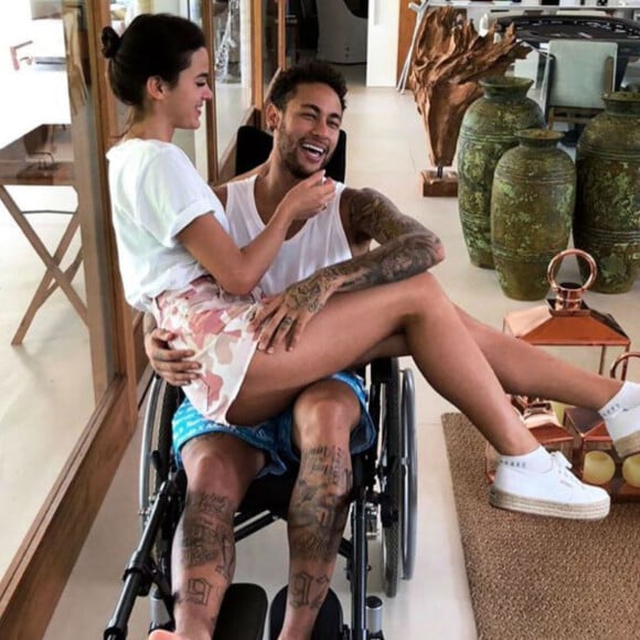 Neymar também recebeu o apoio da namorada, Bruna Marquezine