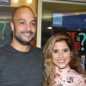 Camilla Camargo posou simpática e sorridente ao lado do namorado, Leonardo Lessa