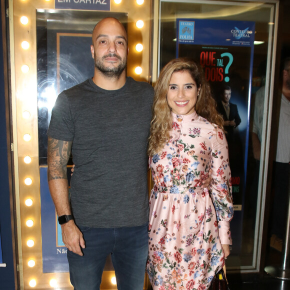 Camilla Camargo e Leonardo Lessa foram clicados em um teatro de São Paulo