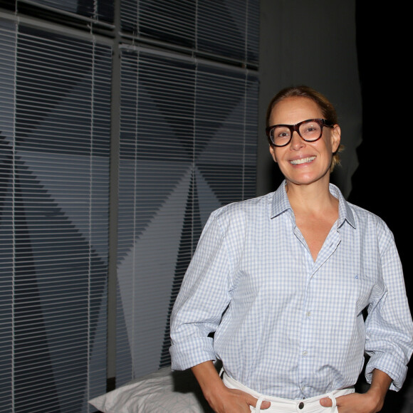 Carolina Ferraz foi prestigiada por famosos, que assistiram a peça 'Que Tal Nós Dois?'