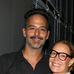 Ao lado do marido, Carolina Ferraz posou sorridente para os fotógrafos