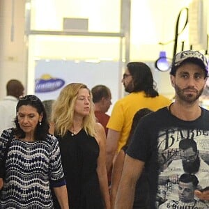 Patricia Poeta foi fotografada em shopping do Rio com o médico Fabiano Serfaty