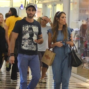 Patricia Poeta deu uma volta no shopping com o médico endocrinologista Fabiano Serfaty