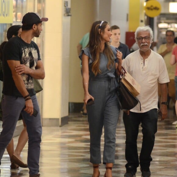 Patricia Poeta e médico Fabiano Serfaty foram vistos em shopping do Rio neste domingo, 4 de março de 2018