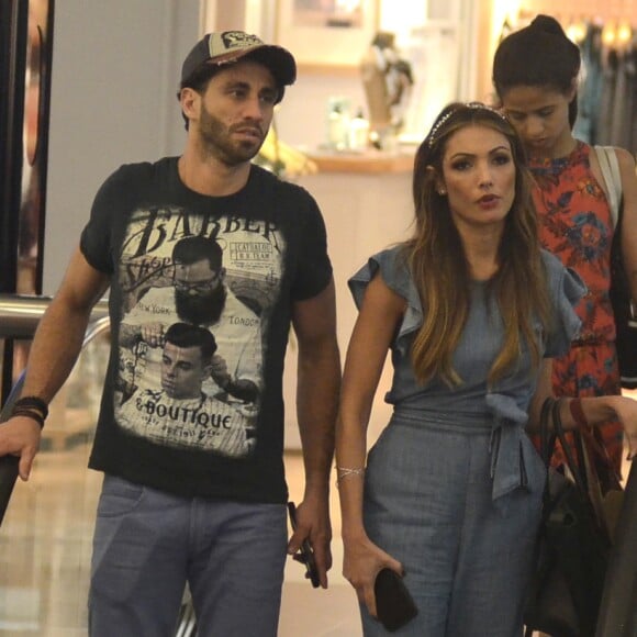 Patricia Poeta passeou com o médico Fabiano Serfaty em shopping carioca