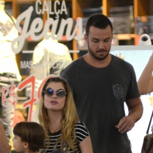 Alinne Moares brincou com filho, Pedro, em um shopping na Gávea, zona sul do RJ
