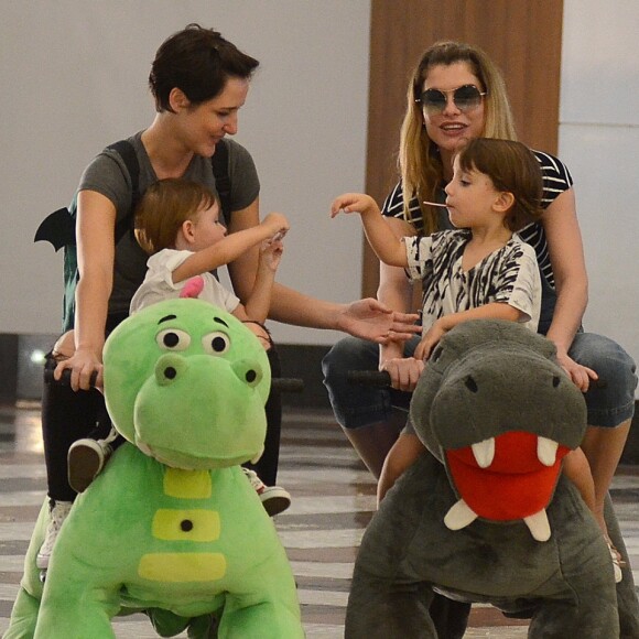 Alinne Moares foi fotografada no shopping na companhia do filho, Pedro