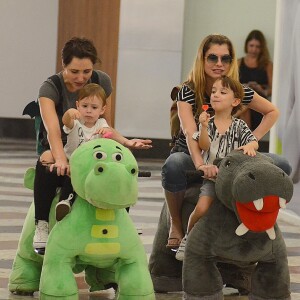 Alinne Moares e amiga se divertiram com filhos em um shopping no Rio