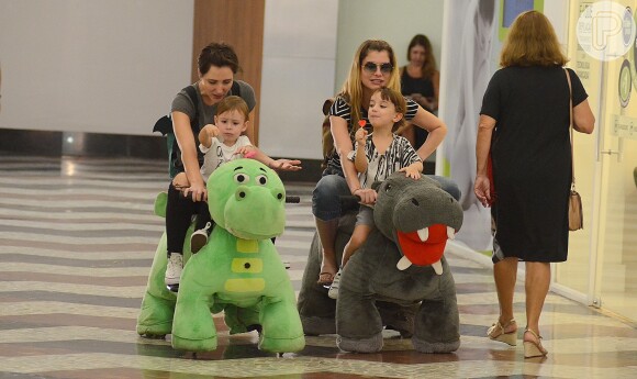 Alinne Moares e amiga se divertiram com filhos em um shopping no Rio