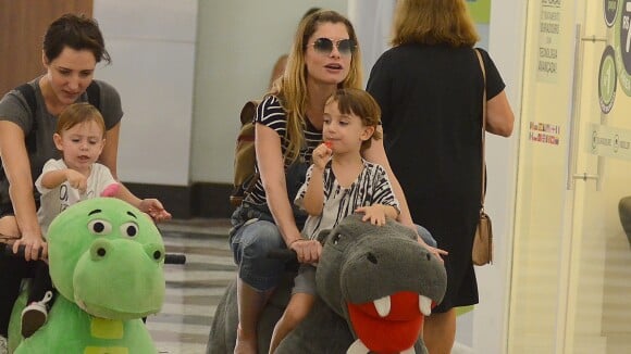 Alinne Moares se diverte com filho, Pedro, e marido ao passear em shopping do RJ