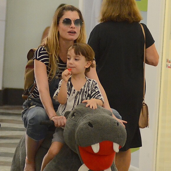 Alinne Moares se divertiu com filho, Pedro, em um shopping na Gávea, Zona Sul do Rio, neste domingo, 4 de março de 2018