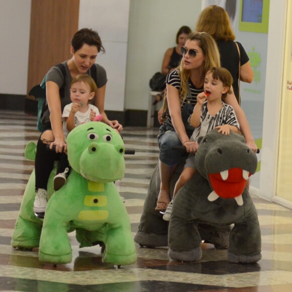 Alinne Moares andou em uma pelúcia motorizada em um shopping do Rio