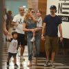 Alinne Moares esteve com filho, Pedro, e o marido em shopping na Zona Sul carioca