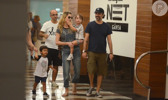 Alinne Moares esteve com filho, Pedro, e o marido em shopping na Zona Sul carioca