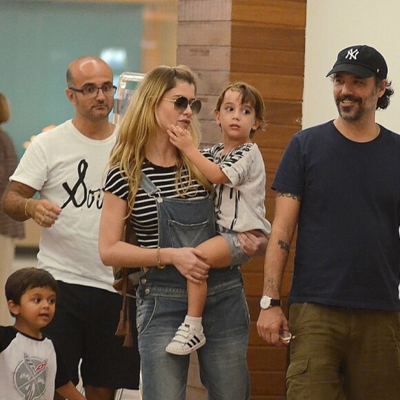 Alinne Moares esteve com filho, Pedro, e o marido em shopping na Zona Sul carioca