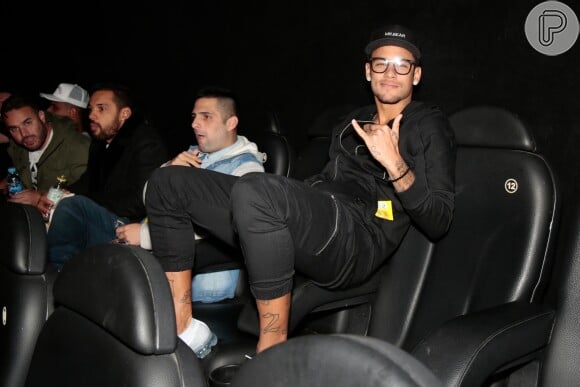 Neymar está se recuperando de uma cirurgia após fraturar o quinto metatarso do pé direito