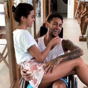 Bruna Marquezine ganha folga das gravações de 'Deus Salve o Rei' para ficar com Neymar, recém-operado