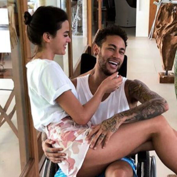 Bruna Marquezine ganha folga das gravações de 'Deus Salve o Rei' para ficar com Neymar, recém-operado