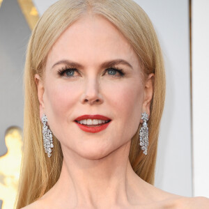 Nicole Kidman apostou no penteado polido com risca central definida