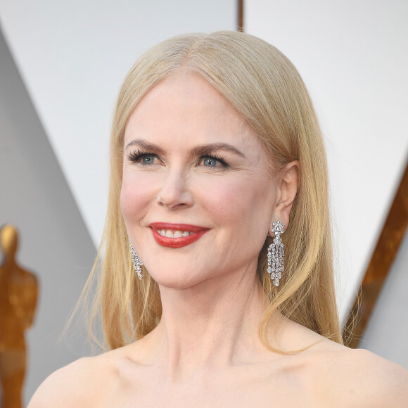 Nicole Kidman brilha ao desfilar sobre o tapete vermelho da 90ª edição do Oscar, realizado em Hollywood, California, neste domingo, 4 de março de 2018