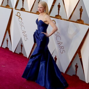 Nicole Kidman chamou atenção por aliar decote com superfenda em look para o Oscar