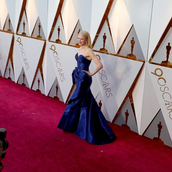 Nicole Kidman chamou atenção por aliar decote com superfenda em look para o Oscar
