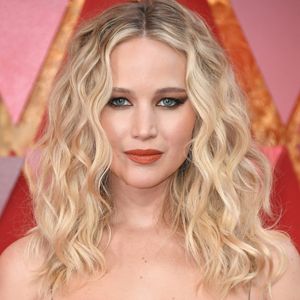 Jennifer Lawrence usou olhos delineados e esfumados e batom laranja para a 90ª edição do Oscar