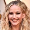 Jennifer Lawrence voltou a usar cabelos com cachos definidos e risca central Oscar 2018