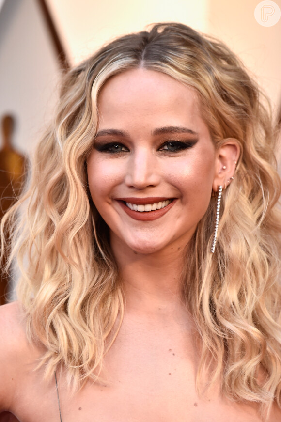 Jennifer Lawrence voltou a usar cabelos com cachos definidos e risca central Oscar 2018