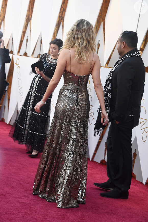 Veja detalhes do look metalizado de Jennifer Lawrence no Oscar 2018