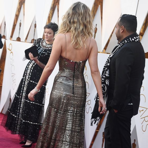 Veja detalhes do look metalizado de Jennifer Lawrence no Oscar 2018