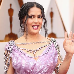 Pedrarias no colo, ombros e costas de Salma Hayek deram acabamento elegante ao vestido Gucci