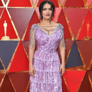 Para o tapete vermelho do Oscar 2018, Salma Hayek escolheu um modelito brilhoso da grife Gucci