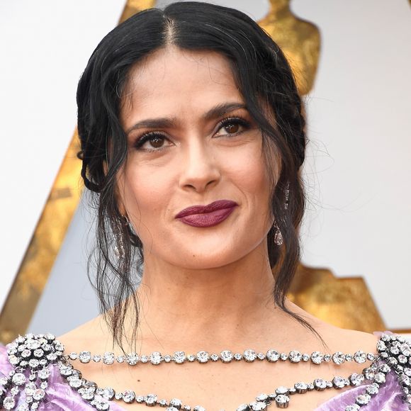 Salma Hayek exibiu fios de cabelo branco durante o Oscar 2018, premiação de cinema que aconteceu neste domingo, dia 4 de março de 2018 , em Los Angeles, nos Estados Unidos