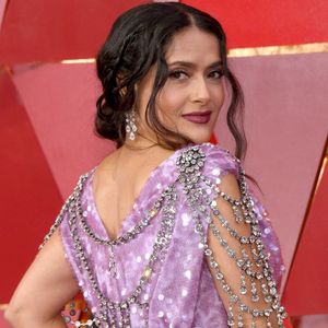 Salma Hayek apostou em coque baixo com mechas soltas nas laterais do rosto para o Oscar 2018
