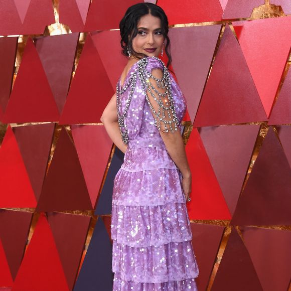 Vestido lilás da Gucci usado por Salma Hayek no Oscar 2018 tinha babados e paetês 