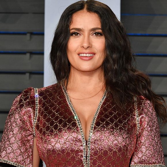 Salma Hayek soltou o cabelo para comparecer ao Vanity Fair Oscar Party neste domingo, dia 4 de março de 2018